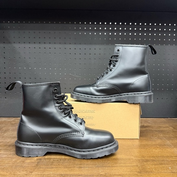 New W/ Box! Mens DR. MARTENS 1460 Mono Smooth Black Leather Lace Up Boots Size 9 - Picture 2 of 5